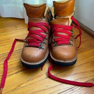 Danner cascade light hiking boots.